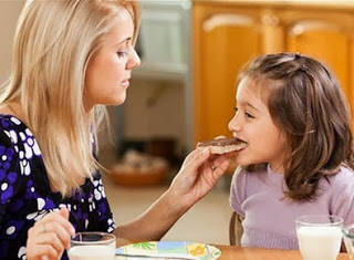 Δες τη λίστα με τα συνηθέστερα λάθη που κάνεις με το φαγητό του παιδιού σου - Φωτογραφία 1