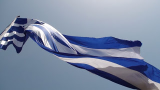 Ερμούπολη: Κατέβασαν ελληνικές σημαίες από Μνημείο και τις πέταξαν στο δρόμο - Φωτογραφία 1