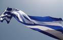 Ερμούπολη: Κατέβασαν ελληνικές σημαίες από Μνημείο και τις πέταξαν στο δρόμο
