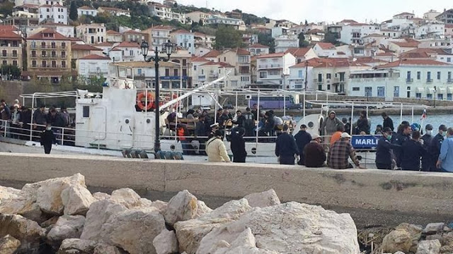 Στο λιμάνι της Πύλου το ακυβέρνητο σκάφος με τους μετανάστες - Φωτογραφία 3