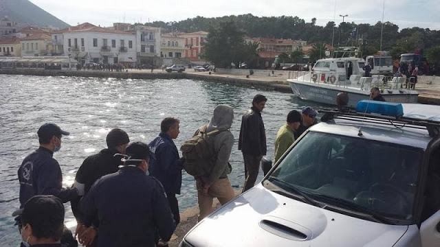 Στο λιμάνι της Πύλου το ακυβέρνητο σκάφος με τους μετανάστες - Φωτογραφία 4