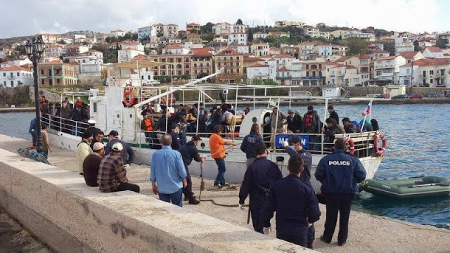 Στο λιμάνι της Πύλου το ακυβέρνητο σκάφος με τους μετανάστες - Φωτογραφία 6