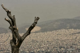Η φτώχεια στον αέρα: Οδυνηρές οι επιπτώσεις της κρίσης στην Ελλάδα. Η αιθαλομίχλη προκαλεί ακόμα και καρκινογένεση - Φωτογραφία 1