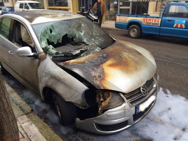 Αγρίνιο: Μπουρλότο αυτοκίνητο τα ξημερώματα στην Χ. Τρικούπη - Φωτογραφία 1