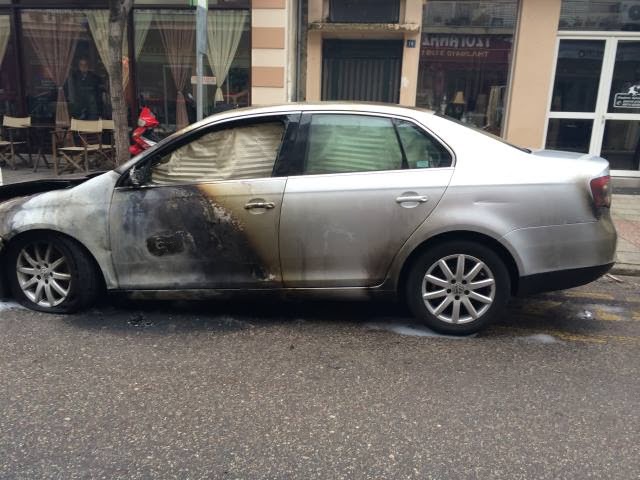 Αγρίνιο: Μπουρλότο αυτοκίνητο τα ξημερώματα στην Χ. Τρικούπη - Φωτογραφία 2