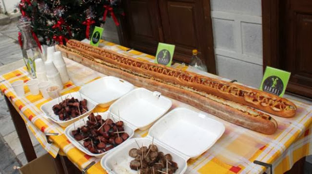 Σύρος: Έφτιαξε hot dog μήκους 1,5 μέτρου! - Φωτογραφία 2