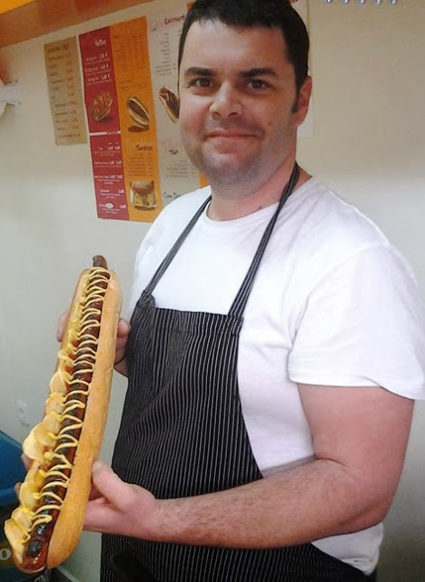 Σύρος: Έφτιαξε hot dog μήκους 1,5 μέτρου! - Φωτογραφία 3