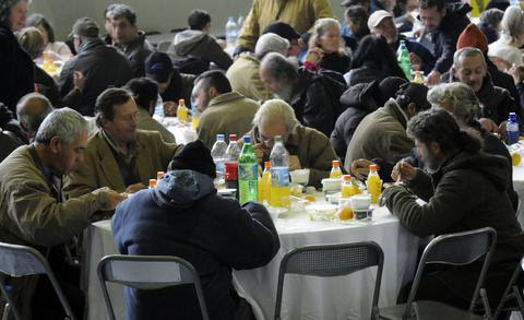 Eκατοντάδες άνθρωποι στο χριστουγεννιάτικο τραπέζι του δήμου Αθηναίων - Φωτογραφία 2