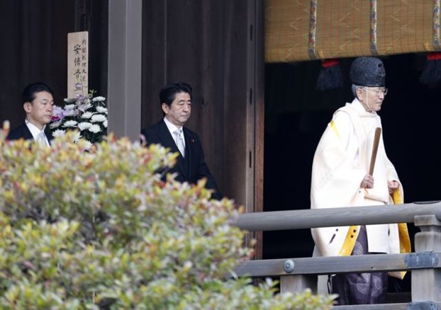 Οργή για επίσκεψη του Ιάπωνα πρωθυπουργού σε αμφιλεγόμενο μνημείο πολέμου - Φωτογραφία 1