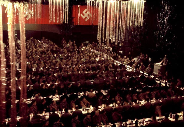 Τα φρικιαστικά Χριστούγεννα που επέβαλε ο Χίτλερ στους Γερμανούς - Συγκλονιστικές εικόνες από τις γιορτές ενός τρελού δικτάτορα - Φωτογραφία 8