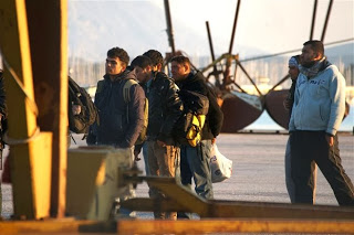 Σκάφος με 94 μετανάστες ρυμουλκήθηκε στο λιμάνι της Πύλου - Φωτογραφία 1