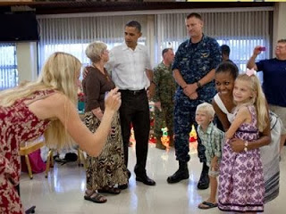 Ο πρόεδρος Ομπάμα πραγματοποίησε χριστουγεννιάτικη επίσκεψη σε βάση πεζοναυτών στη Χαβάη - Φωτογραφία 1