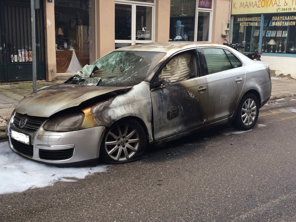 Αγρίνιο: Κουκουλοφόρος έκαψε το αυτοκίνητο γνωστού επιχειρηματία - Φωτογραφία 1
