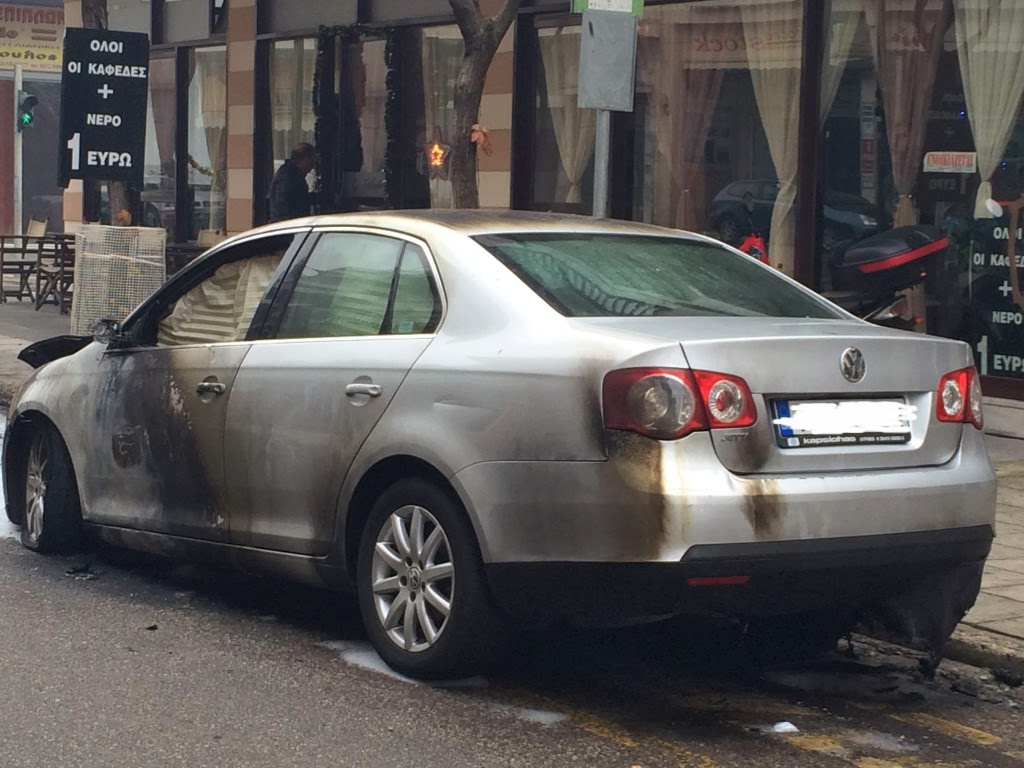 Αγρίνιο: Κουκουλοφόρος έκαψε το αυτοκίνητο γνωστού επιχειρηματία - Φωτογραφία 2