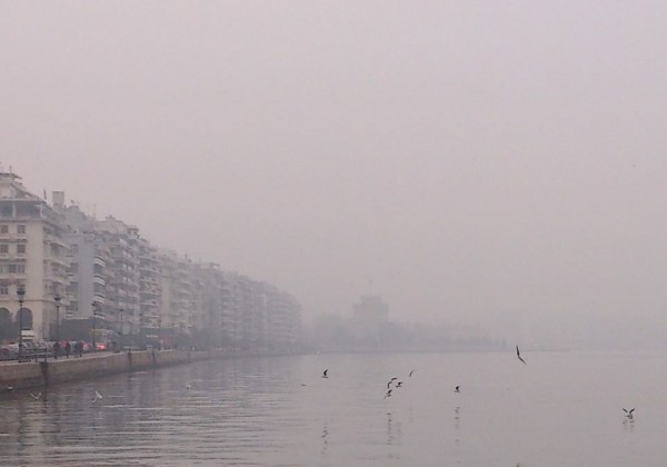 Θεσσαλονίκη: Αυτή είναι η εικόνα της πόλης λόγω αιθαλομίχλης! - Φωτογραφία 2