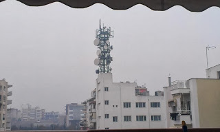 Αναγνώστης φωτογραφίζει κεραία κινητής τηλεφωνίας σε κατοικημένη περιοχή - Φωτογραφία 1