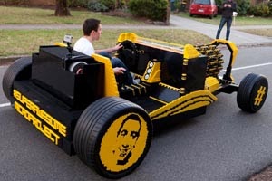 Ένωσε τουβλάκια Lego… και έφτιαξε πραγματικό αμάξι! [video] - Φωτογραφία 1
