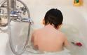 Υγεία: Το ζεστό μπάνιο «απαλύνει» τα συμπτώματα του αυτισμού