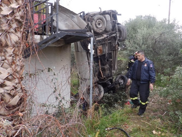 Χανιά: Ι.Χ απογειώθηκε και καρφώθηκε σε σπίτι -Εικόνες που κόβουν την ανάσα - Τρεις σοβαρά τραυματίες - Φωτογραφία 4