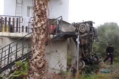 Χανιά: Ι.Χ απογειώθηκε και καρφώθηκε σε σπίτι -Εικόνες που κόβουν την ανάσα - Τρεις σοβαρά τραυματίες