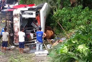 Ταϊλάνδη: 29 νεκροί από πτώση λεωφορείου σε χαράδρα - Φωτογραφία 1