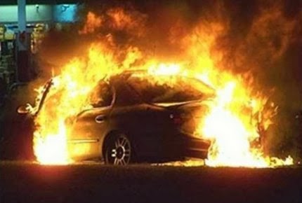 Ηλεία: Στις φλόγες αυτοκίνητο στα Λεχαινά - Φωτογραφία 1