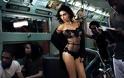 Adriana Lima: Σχεδόν γuμνή μέσα στο μετρό - Φωτογραφία 10