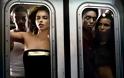 Adriana Lima: Σχεδόν γuμνή μέσα στο μετρό - Φωτογραφία 11
