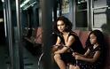 Adriana Lima: Σχεδόν γuμνή μέσα στο μετρό - Φωτογραφία 14