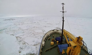 Μάχη με τους πάγους για τη διάσωση του ρωσικού πλοίου - Φωτογραφία 1