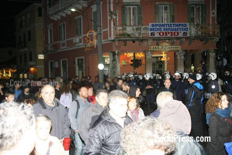 Κέρκυρα - Αντιφασιστική συγκέντρωση για τα εγκαίνια των γραφείων της Χ.Α - BINTEO....!!! - Φωτογραφία 2