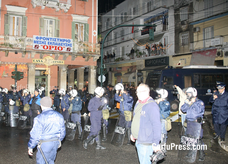 Κέρκυρα - Αντιφασιστική συγκέντρωση για τα εγκαίνια των γραφείων της Χ.Α - BINTEO....!!! - Φωτογραφία 7