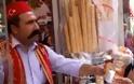 Τούρκος παγωτατζής βασανίζει τους πελάτες του για ένα παγωτό χωνάκι [video]