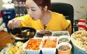 Nέα τρέλα στη Ν. Κορέα-Τρώνε μέχρι σκασμού μπροστά σε webcam [video]