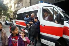 Ο Δήμαρχος Περιστερίου Α. Παχατουρίδης μαζί με τα παιδιά του Συλλόγου «Το Χαμόγελο του Παιδιού»