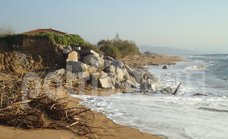 Ηλεία: Τοποθέτησαν βράχους στην παραλία της Ζαχάρως και του Κακοβάτου! - Φωτογραφία 1