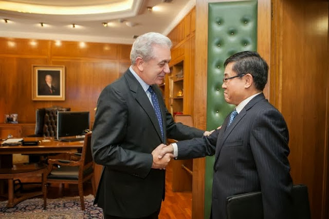 Συνάντηση ΥΕΘΑ Δημήτρη Αβραμόπουλου με τον Πρέσβη της Λαϊκής Δημοκρατίας της Κίνας στην Ελλάδα Du Qiwen - Φωτογραφία 1