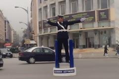 Ο ρυθμιστής τροχονόμος επέστρεψε στον Λευκό Πύργο [video]