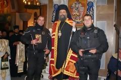 Πάτρα: Ο Μητροπολίτης τίμησε τους δύο αστυνομικούς που έσωσαν τη ζωή 17 μηνών παιδιού