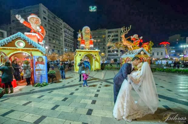 Πάτρα: Ο αδελφός του Κώστα Κατσουράνη παντρεύτηκε και βγήκε με τη νύφη βόλτα στο χριστουγεννιάτικο χωριό - Φωτογραφία 5