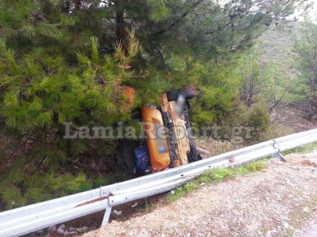 Λαμία: Είχε άγιο νεαρός οδηγός που έφυγε εκτός δρόμου και ανατράπηκε - Φωτογραφία 4