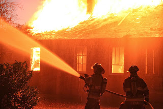 Πυρκαγιές ξεσπίτωσαν δύο οικογένειες στην Πιερία - Φωτογραφία 1