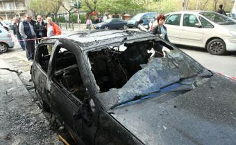 Πάτρα: Σε γυναίκα ανήκουν τα δυο από τα τρία αυτοκίνητα που πήραν φωτιά στις Ιτιές - Φωτογραφία 1