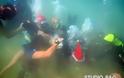 Oι χειμερινοί κολυμβητές Ναυπλίου έκοψαν την βασιλόπιτα στο βυθό της παραλίας Καραθώνα