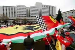 Θαυμαστές του Σουμάχερ στο Γκρενόμπλ για τα 45α γενέθλια του «πιλότου»