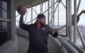 Θα μείνετε άφωνοι! Πετάει την μπάλα του μπάσκετ από ουρανοξύστη 171 μέτρων και πετυχαίνει καλάθι! [video]