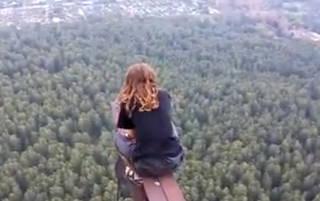 Τρελοί Ρώσοι... δεν φοβούνται τα ύψη [video] - Φωτογραφία 1