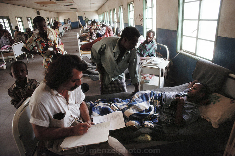 Δείτε τον Ελληνα γιατρό που εδώ και 30 χρόνια «οργώνει» τα πιο επικίνδυνα μέρη του πλανήτη σώζοντας ζωές! - Φωτογραφία 3