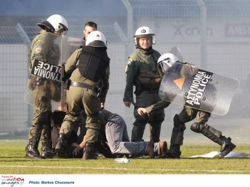 Φωτογραφίες από τα σοβαρά επεισόδια σήμερα το μεσημέρι στον αγώνα Αιγάλεω - ΑΕΚ - Φωτογραφία 10