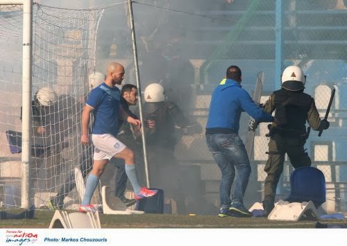 Φωτογραφίες από τα σοβαρά επεισόδια σήμερα το μεσημέρι στον αγώνα Αιγάλεω - ΑΕΚ - Φωτογραφία 11